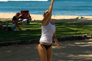 Una pelota de voleibol de competencia estará dentro del rango de 25 a 27 pulgadas (63,5 a 68,58 centímetros) de circunferencia.