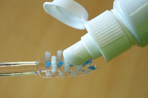 La pasta de dientes es un remedio casero común para librarte del acné en la espalda y en el pecho.