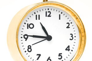 Comer tarde en las noches puede ser una causa del dolor de estómago por las mañanas