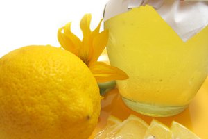 Prepara tónicos y productos de limpieza faciales con ingredientes sencillos.