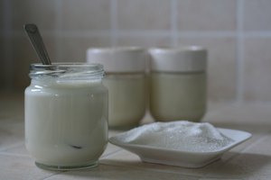 La lactosa es un azúcar que se encuentra principalmente en la leche.