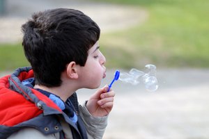 Soplar burbujas puede ser un ejercicio de respiración.