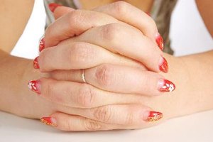 La onicorrexis por lo general ocurre cuando tus uñas están demasiado expuestas a disolventes químicos fuertes.