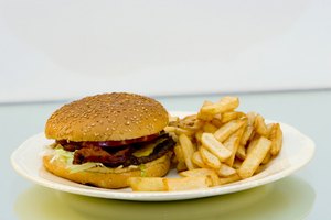 El colesterol en los alimentos contribuye a tener niveles elevados de esta sustancia en la sangre.