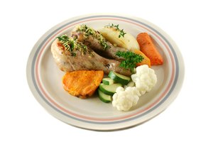 El pollo y las verduras pueden ser incluidos como parte de la dieta baja en yodo.
