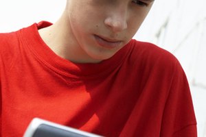 Los adolescentes aislados se podrían sentir auto conscientes, criticarse y sentirse incómodos en ambientes sociales.