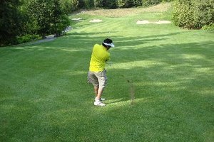 Si pesas 160 libras (72,5 kg), jugar al golf mientras transportas o remolcas tu equipamiento quema alrededor de 330 calorías por hora.