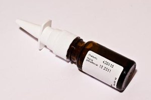 El aerosol nasal puede ser recetado por sí solo o como complemento a la prednisona como una cura para los pólipos nasales.