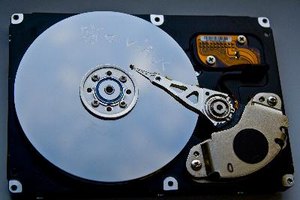 El disco está protegido dentro de una estructura rígida.