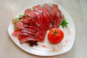 Las carnes ahumadas pueden albergar la dañina bacteria Listeria.