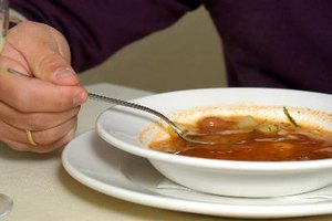 Incluye sopas en tu dieta blanda después de la cirugía intestinal.