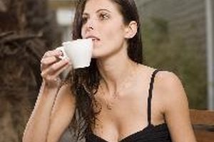 El café puede mantener tu energía durante todo el día, pero puede inhibir tu sueño por la noche.