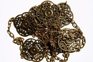 Necesitas mantener limpias todas tus joyas de bronce.