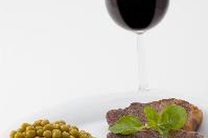 Dos de las fuentes alimentarias más comunes para los sofocos son la carne que contiene nitritos y el vino que contiene sulfitos.