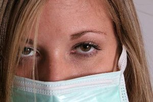 La manera más segura y eficaz es usar una mascarilla quirúrgica.