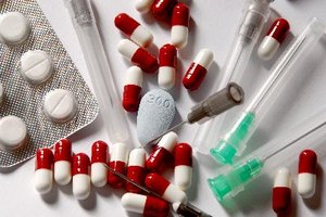 Tienes que averiguar qué drogas tienen los remedios para la tos.