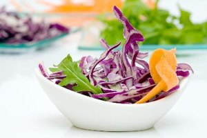 Algunas ensaladas de los restaurantes contienen una mezcla de vegetales.
