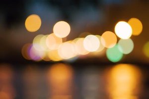 Los síntomas son visión borrosa y aumento en la sensibilidad a la luz.