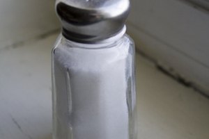 La sal de mesa es una fuente común de sodio para las personas.