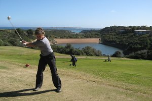 Las rodillas deben estar ligeramente flexionadas durante el swing trasero.
