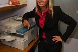 El proceso para restaurar una copiadora Ricoh a sus configuración de fábrica requiere algunos pasos.
