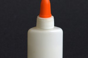 Quita el pegamento obstinado en tu cabello con acondicionador o aceites.