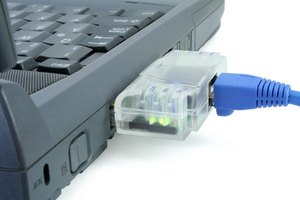 Configura una portátil con Windows para conectarse a una red inalámbrica y a una red Ethernet sin problemas.