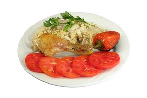 Una comida balanceada incluye una gran variedad de alimentos ricos en nutrientes.