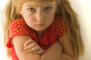 La American Academy of Pediatric dice que los comportamientos que son perjudiciales para el bienestar físico, emocional o bienestar social del niño y otros no deben tolerarse.