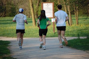 Con el tiempo, correr 5 millas con tus amigos puede mejorar tu condición física.