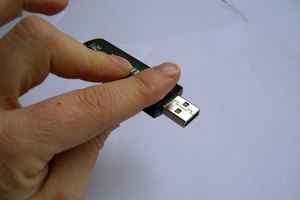 La raíz de una unidad USB no es consistente en todos los equipos.