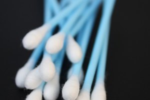 Utiliza bastoncillos de algodón para aplicar cremas y medicamentos sobre tu cara.