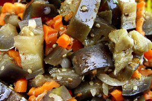 Una ensalada de vegetales es una excelente opción baja en calorías y en grasas.