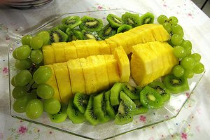 La piña, uvas y el kiwi son bocadillos saludables para fiestas.