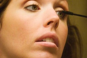 Algunos trucos con maquillaje simple te pueden convertir en una gitana adivina.