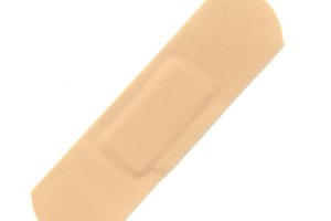 Mantén un suministro de banditas a mano para cubrir cortes y raspones leves.