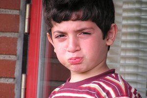La irritabilidad y los cambios de comportamiento pueden ser síntomas de baja azúcar en sangre en los niños.