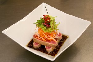 A diferencia del sushi, el sashimi no está enrollado en arroz, que es muy alto en carbohidratos.