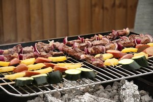 Planea algunos juegos de patio para jugar mientras que las hamburguesas se cocinan.