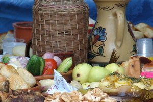 Una dieta equilibrada incluye un montón de alimentos sanos y naturales.