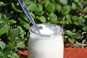 El yogur común entero tiene ácido láctico que puede detener los brotes de acné.