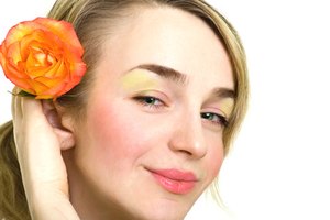 La acupuntura mejora el qi y el flujo de la sangre, esto promueve el crecimiento de cabello sano.