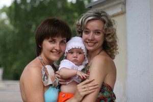 Convertirte en la madre de alquiler del hijo de un pariente puede ser emocionalmente gratificante.