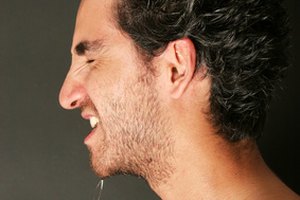 La miosistis de masetero causa dolor mandibular.
