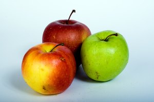 Come manzanas para promover el crecimiento del cabello.