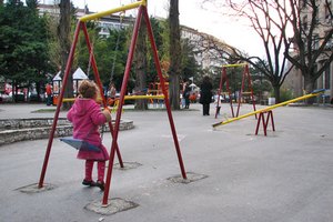 Los niños de 5 años pueden hamacarse solos.