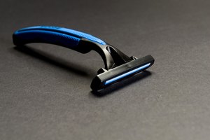 Usa una antigua maquinilla de afeitar para quitar el pelo de los brazos.