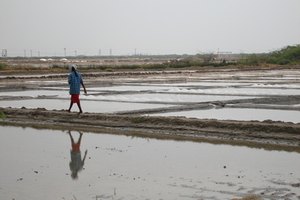 El agua salada se evapora y genera sales naturales.