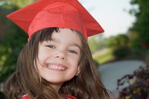 Los niños se benefician mental, social y emocionalmente cuando van a la escuela.
