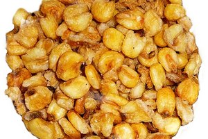 El maíz tostado son granos de maíz que han sido fritos en aceite.